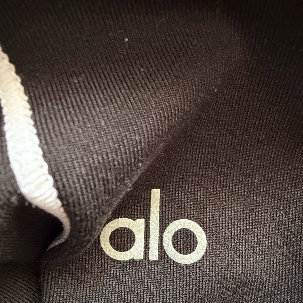 ALO yoga heartthrob set - Picture 7 of 7